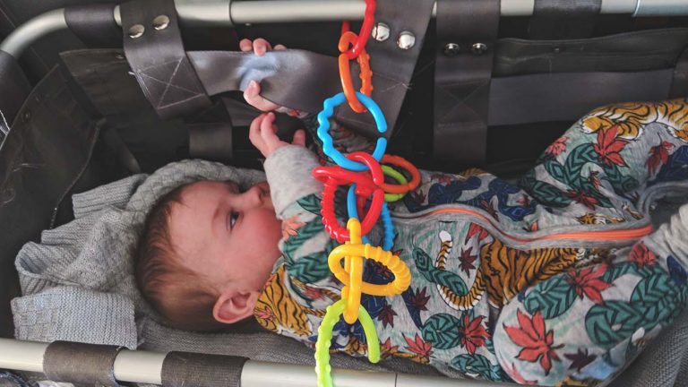 11 Ways to Entertain Babies and Toddlers on a Plane